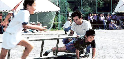 事故に遭う前、地元の運動会に参加する泰年さんと藤本選手＝１９９１年、島田市内
