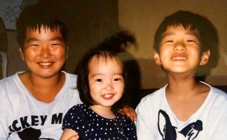 幼少期の杉本選手（中央）。左は智和さん、右は明成さん＝１９９６年６月