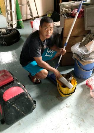 豪雨で浸水被害を受けたジムの復旧作業をする岡沢セオン＝７日、鹿児島県鹿屋市