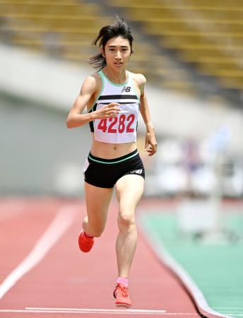女子８００メートル　２分４秒６６でゴールする田中希実＝神戸ユニバー記念競技場