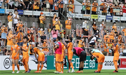 Ｇ大阪との試合を終えた選手に拍手を送る清水のサポーター。一部の席にはフォトパネルが置かれ観客同士の間隔がとられていた＝アイスタ日本平