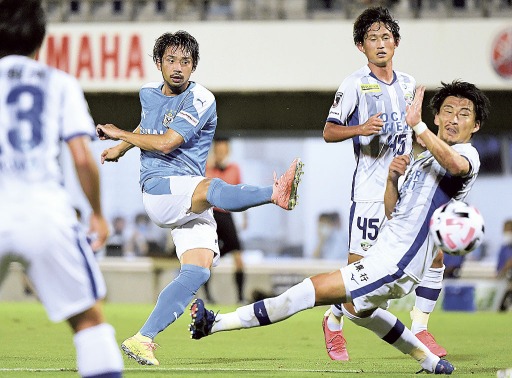 磐田―徳島　前半、磐田・大森（奥左）が果敢にゴールを狙うが相手の守備に阻まれる＝ヤマハスタジアム