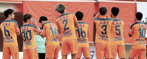 ８日の札幌戦で、選手名がタイ語で表記されたユニホームを着用して試合に臨む清水イレブン＝アイスタ日本平