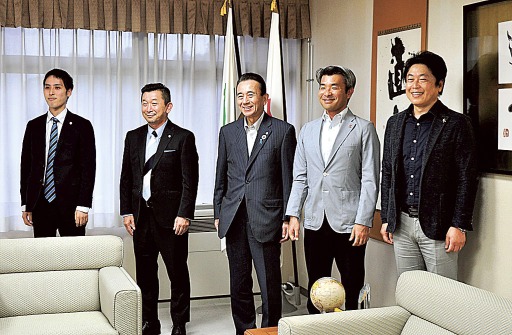 鈴木市長に「浜松フーデリックスマッチ」開催を報告した渡辺代表（右から２人目）と加藤部長（同４人目）ら＝浜松市役所