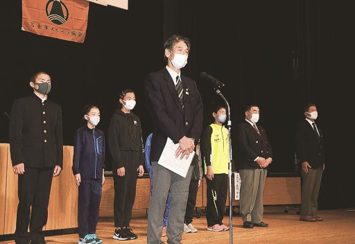 大会への意気込みを語る福良監督（左から４人目）＝富士市のロゼシアター