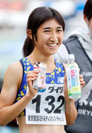 女子１５００メートルで快勝し、笑顔を見せる田中希実＝駒沢陸上競技場