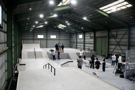神奈川県寒川町に新しく完成したスケートボードの屋内パーク＝３０日