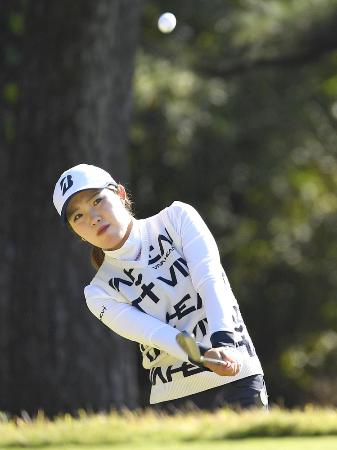 リコー杯女子ゴルフ最終日、１４番でアプローチショットを放つ古江彩佳＝１１月２９日