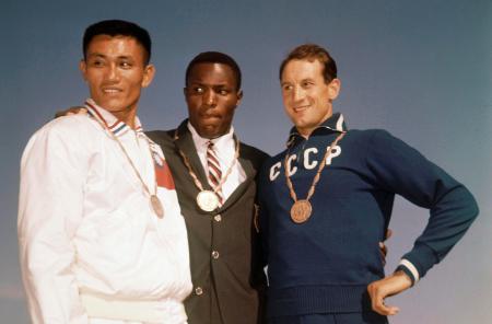 １９６０年ローマ五輪の陸上男子十種競技で金メダルを獲得し、表彰台に立つレイファー・ジョンソン氏（中央）（ＡＰ＝共同）