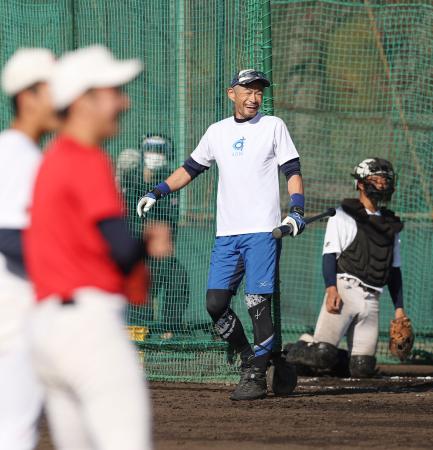 智弁和歌山高の選手に打撃を披露し、笑顔を見せるイチローさん＝４日、和歌山市
