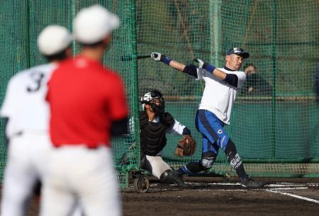 智弁和歌山高の選手に打撃を披露するイチローさん＝４日、和歌山市