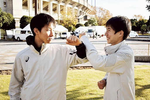 互いの活躍をたたえ合う村松選手（左）と杉浦選手＝草薙陸上競技場