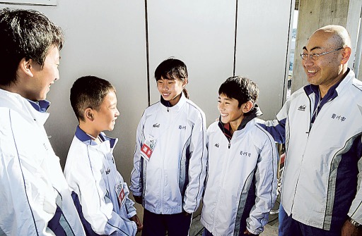 小学生の部で活躍した斎藤選手（左から２人目）、鈴木選手（中央）、内海選手（右から２人目）＝草薙陸上競技場