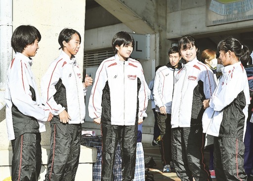 レースの感想を語り合う女子小中学生の選手たち＝草薙陸上競技場