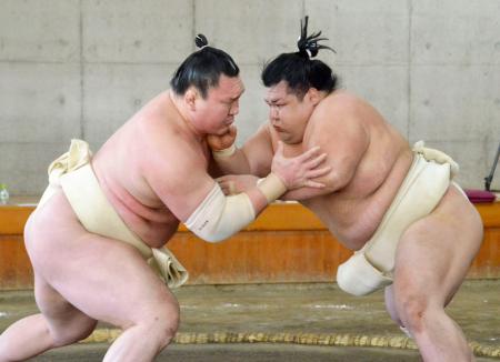 阿武咲（右）と相撲を取る白鵬＝両国国技館内の相撲教習所（代表撮影）