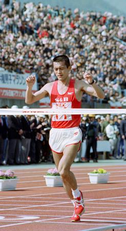びわ湖毎日マラソンを１位でゴールインした瀬古利彦＝１９８８年、滋賀県大津市・皇子山陸上競技場