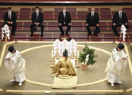 東京・両国国技館で行われた大相撲初場所の土俵祭り。奥中央は八角理事長＝９日午前