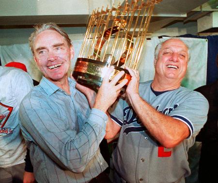 １９８８年、ワールドシリーズを制覇しトロフィーを掲げるドジャースのラソーダ監督（右）＝オークランド（ＡＰ＝共同）