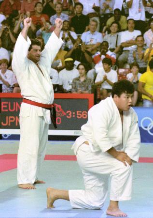 １９９２年７月、バルセロナ五輪柔道男子９５キロ超級決勝で小川直也（右）を破って喜ぶダビド・ハハレイシビリさん（共同）