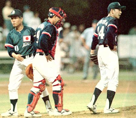 アトランタ五輪日本代表と米国代表との練習試合で、バッテリーを励ます川島監督（左端）＝１９９６年７月、ミリントン（共同）