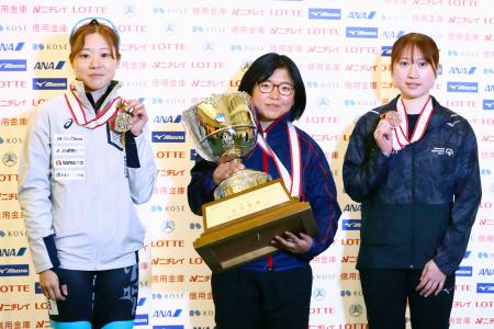 女子総合優勝を果たした山名里奈。左は２位の菊池萌水、右は３位の渡辺碧＝帝産アイススケートトレーニングセンター（アフロスポーツ／ＪＳＦ提供）