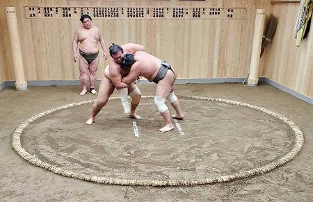 東京都葛飾区に移転した九重部屋で、稽古する力士たち（日本相撲協会提供）